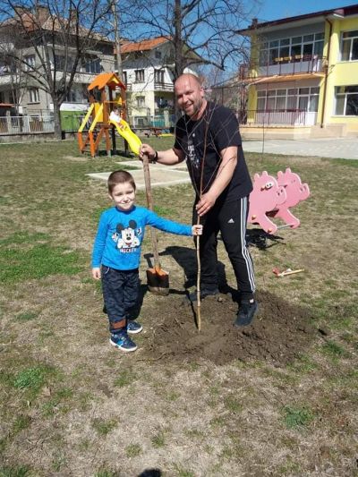 2-ра група засажда дръвчета - ДГ Мечо Пух - Казанлък