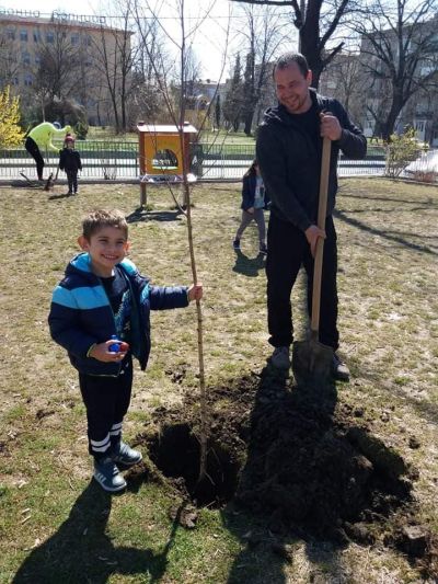2-ра група засажда дръвчета - ДГ Мечо Пух - Казанлък