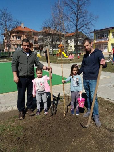 2-ра група засажда дръвчета - ДГ Мечо Пух - Казанлък