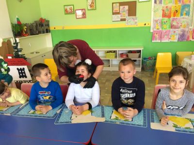 3-та група боядисва великденски яйца - ДГ Мечо Пух - Казанлък
