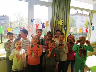 4б група боядисва яйца - ДГ Мечо Пух - Казанлък